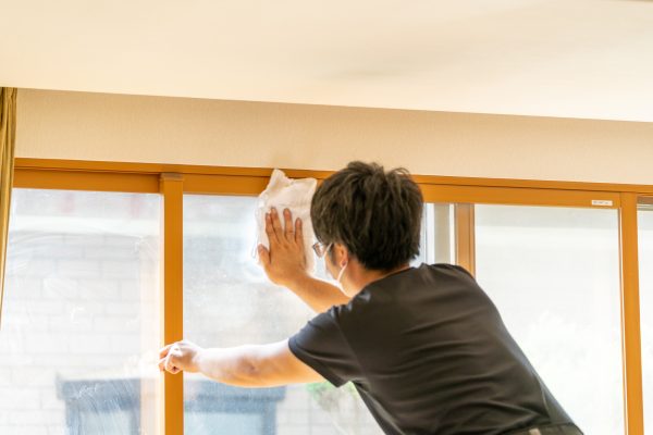 窓ガラスが熱割れしたときの対処方法