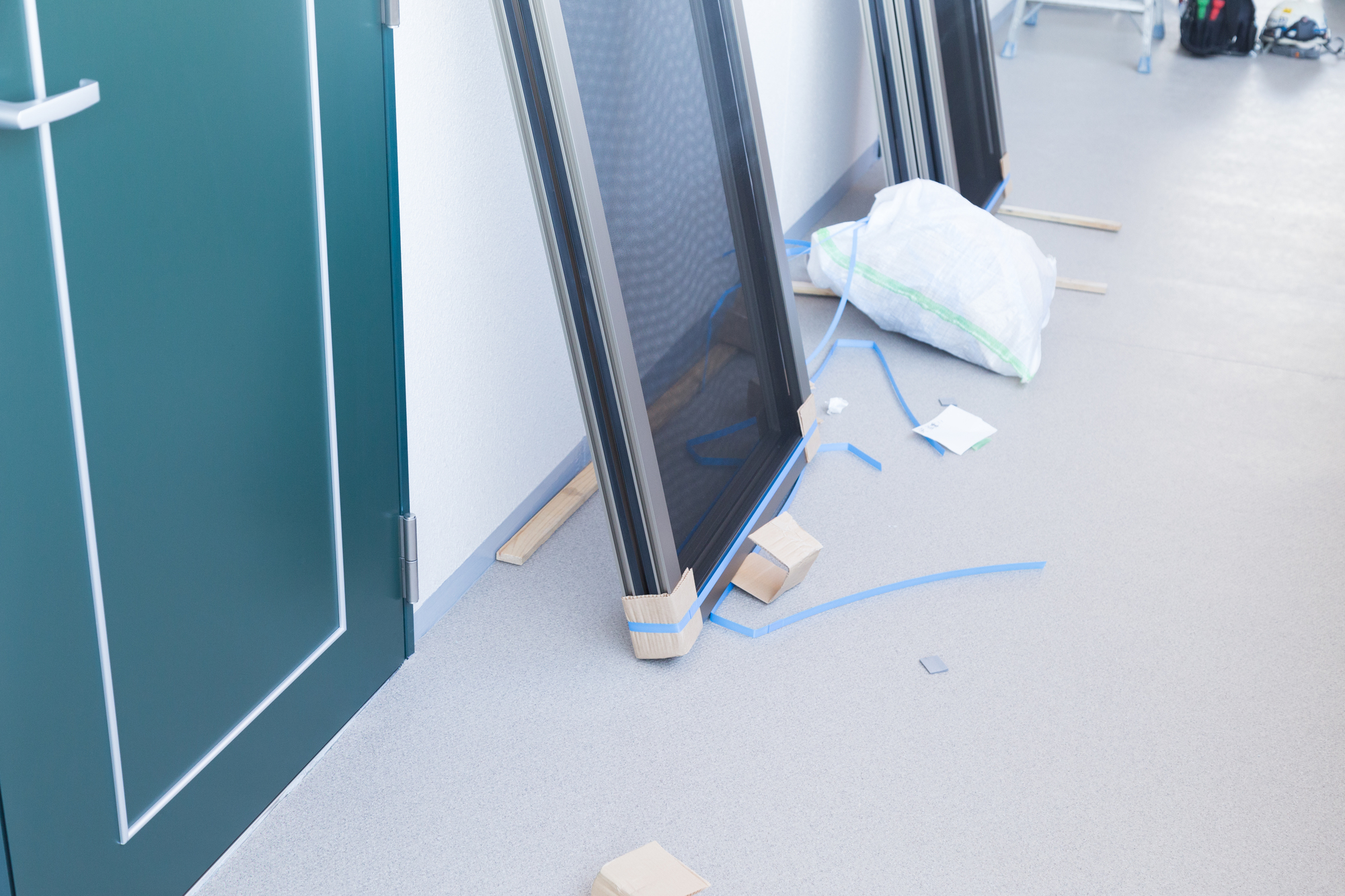 玄関ドアに後付けする網戸タイプもある