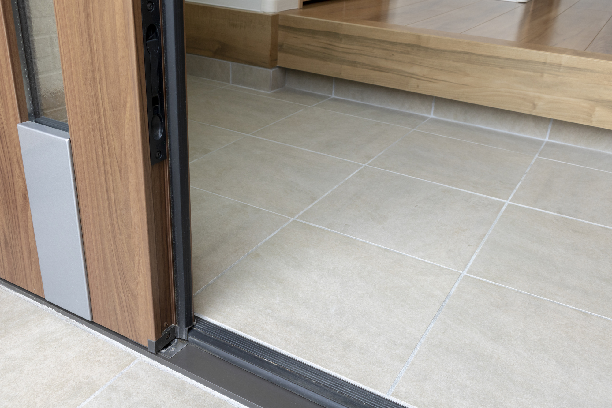 玄関ドアをバリアフリーにするリフォーム