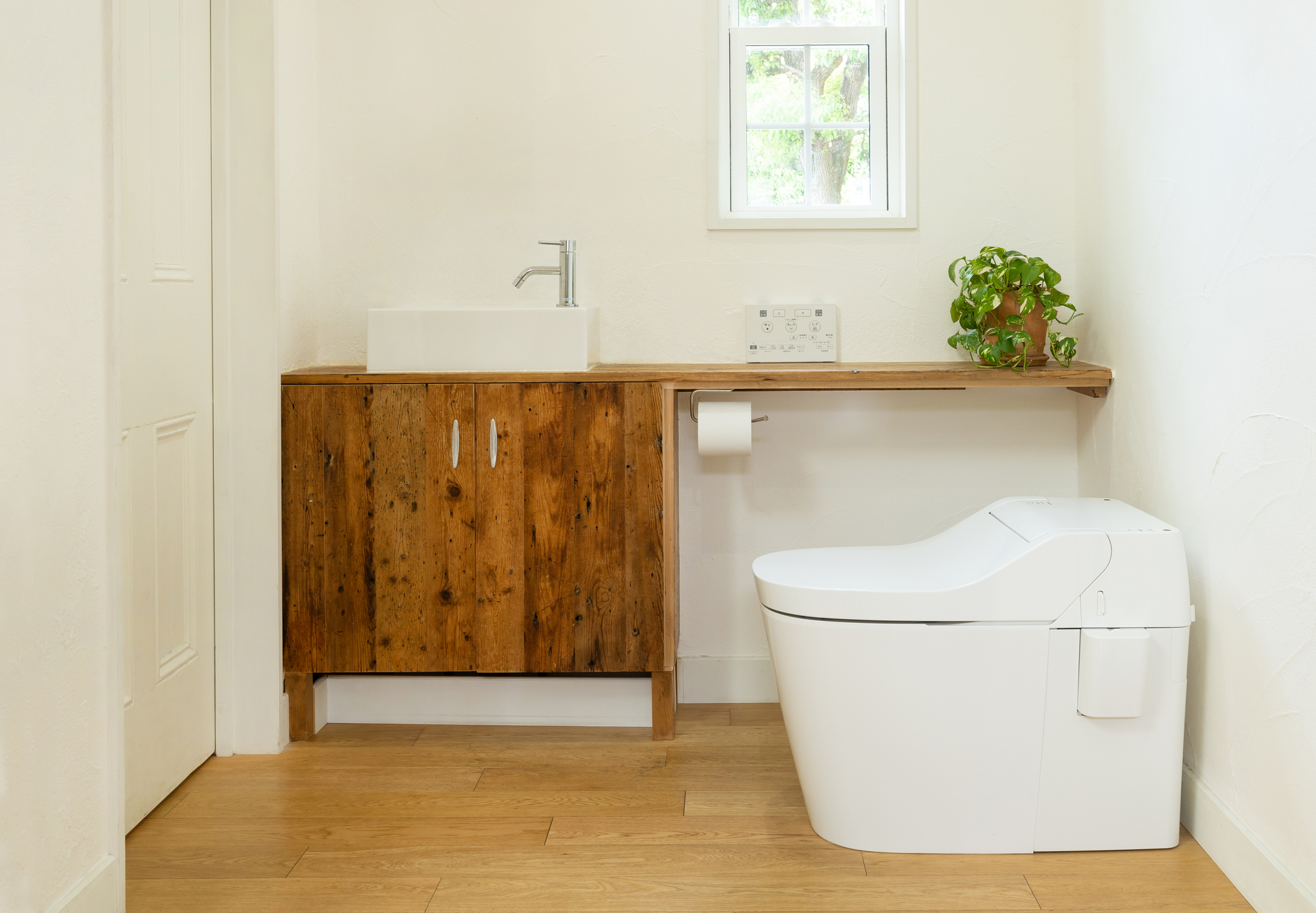 失敗しないトイレ窓サイズの選び方｜種類・素材・防犯で快適な空間づくり