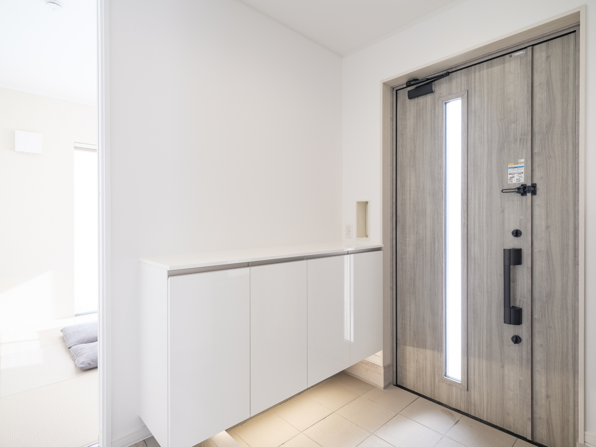 玄関ドアに断熱シートを使うおすすめな4つの理由｜選び方や初心者でもできるDIYのコツ・取り付ける際の注意点も解説