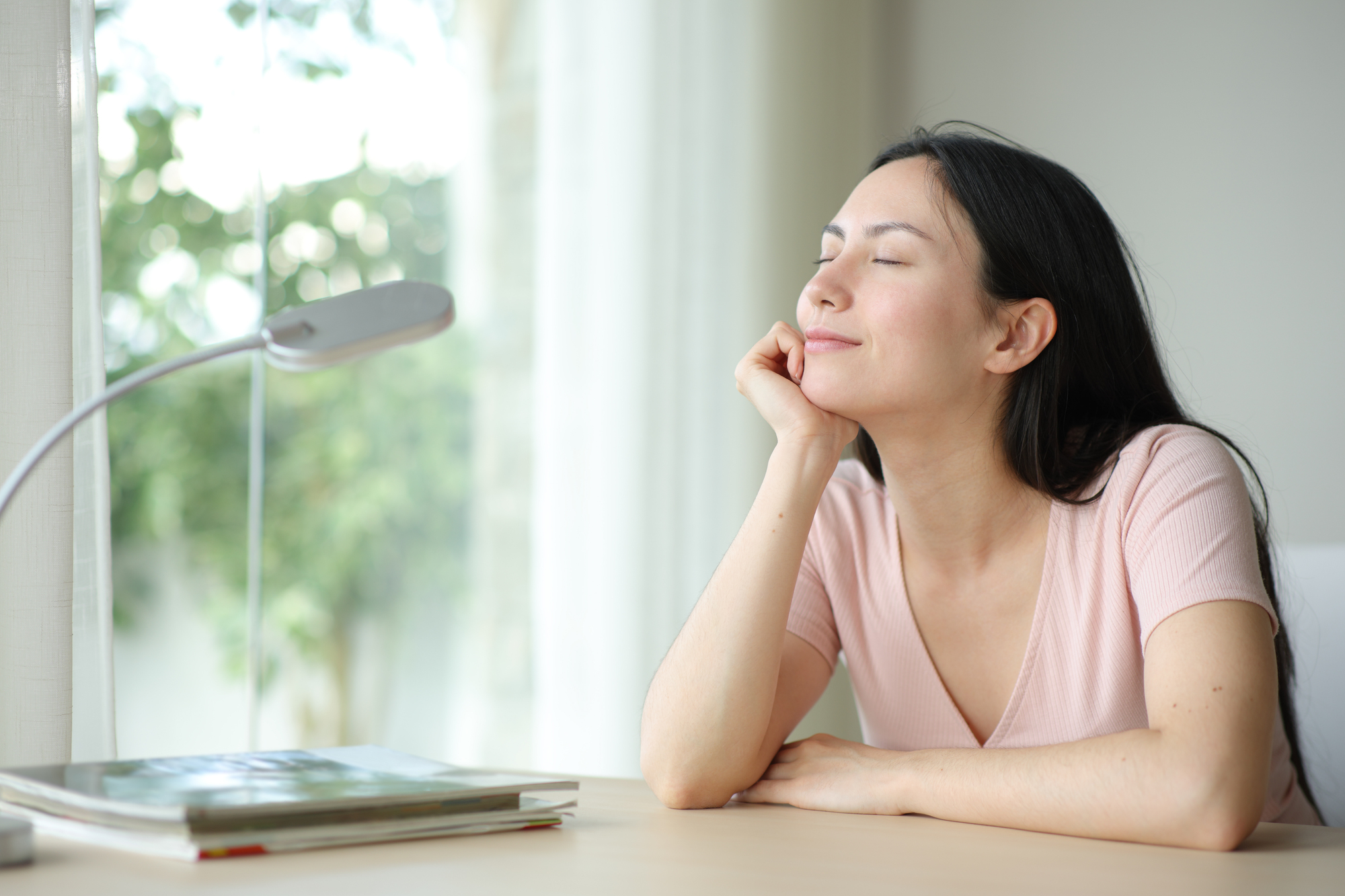 リフォームなしで窓からの冷気を防ぐ|方法と便利なアイテムを紹介