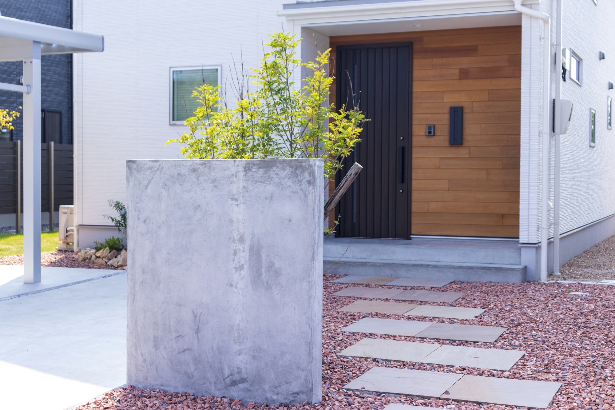 玄関ドアと外壁の組み合わせは|おしゃれな配色例や注意したいポイントを解説