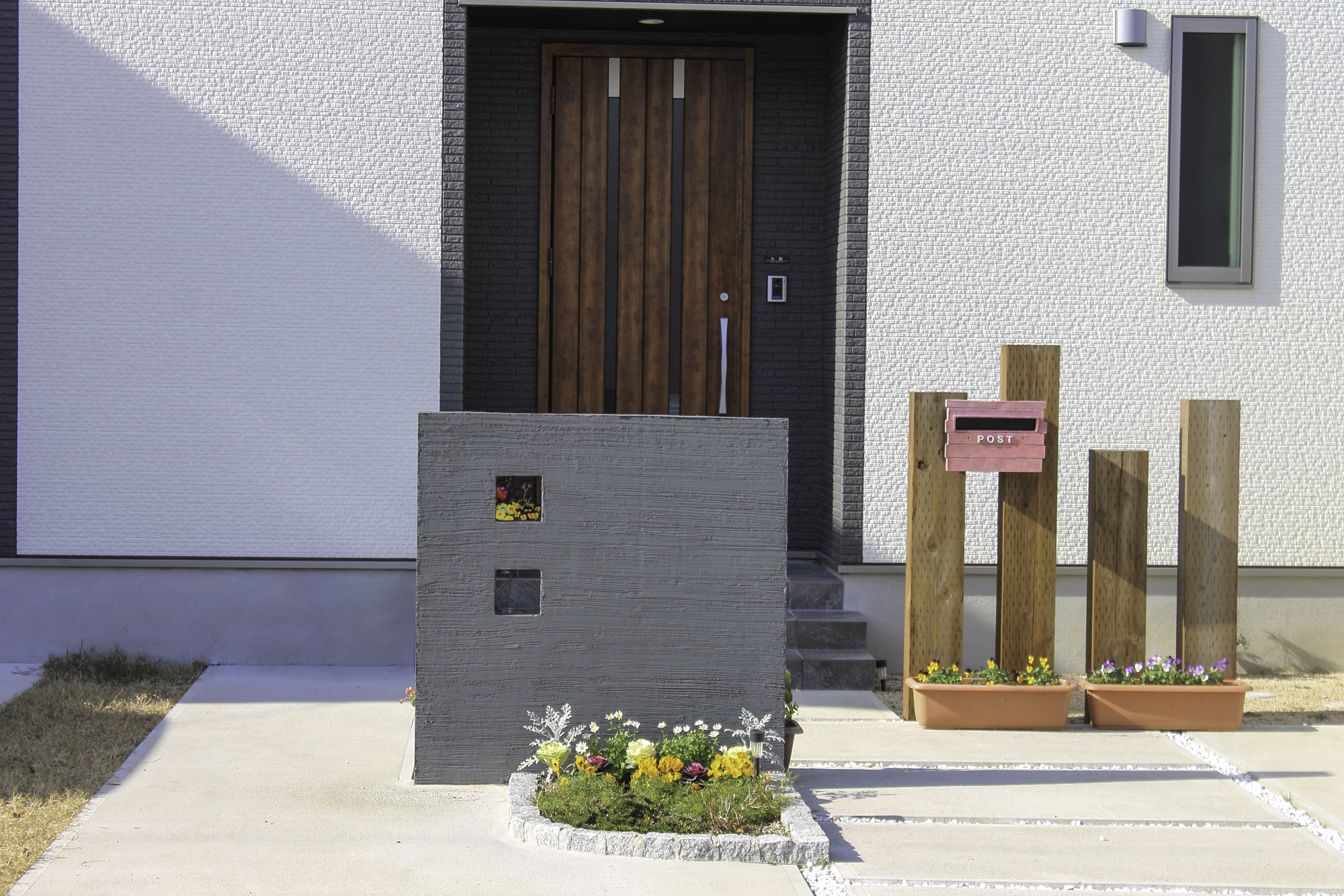 玄関ドアと外壁のおしゃれな配色