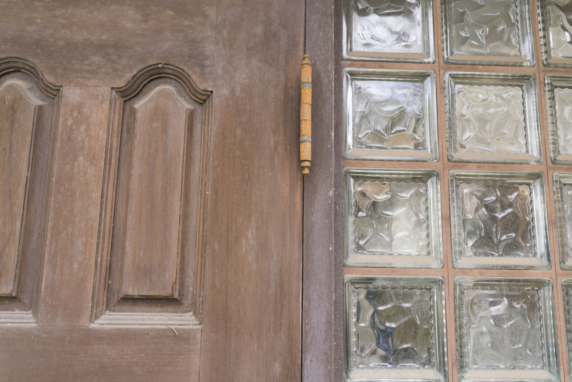 玄関ドアの白い汚れの種類