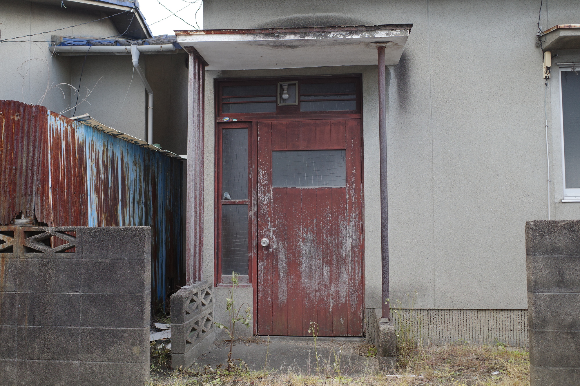 玄関ドアの白い汚れの正体は｜素材別落とし方と予防策を徹底解説