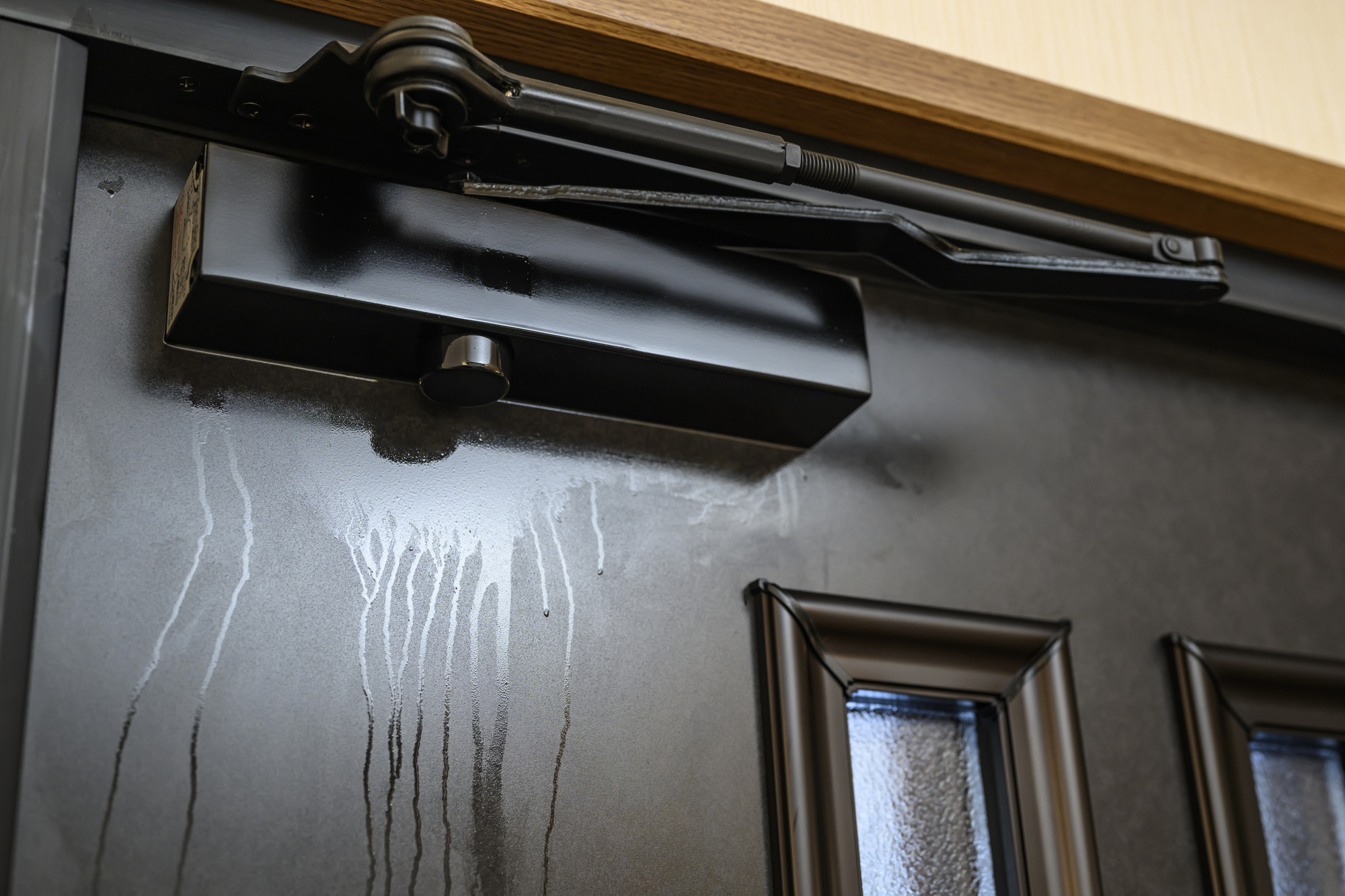 玄関ドアの白い汚れを放置すると起こるリスク