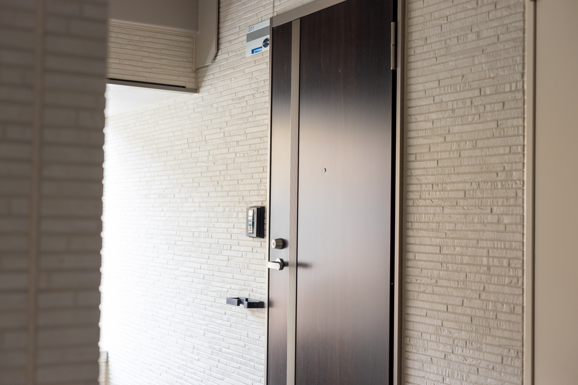 玄関ドアのリフォーム費用相場と安く抑えるコツ