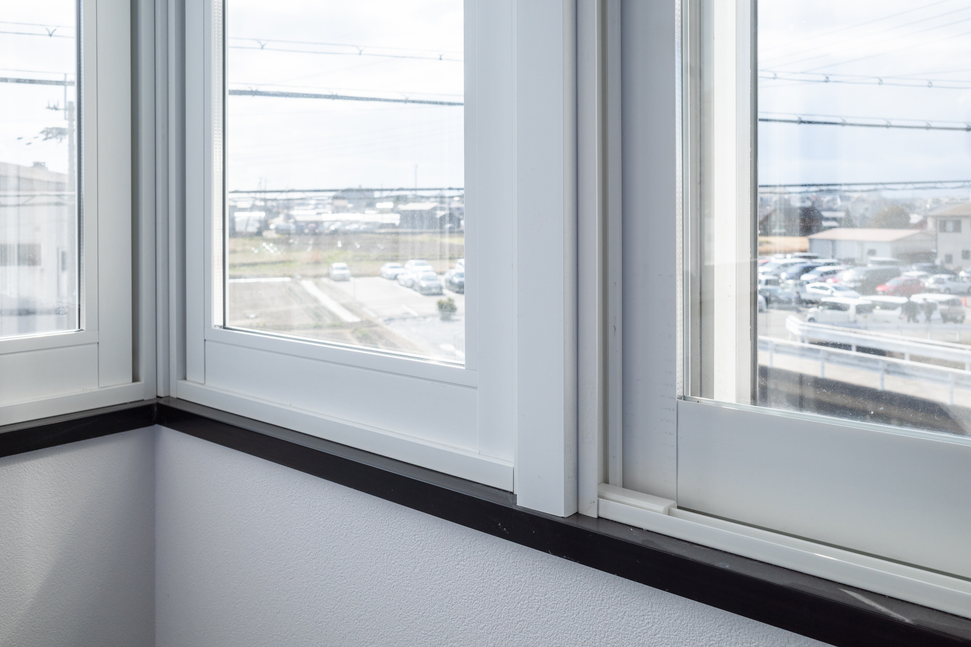 単板ガラスと複層ガラスの見分け方|見た目でわかる4つの確認方法や性能の違いも解説