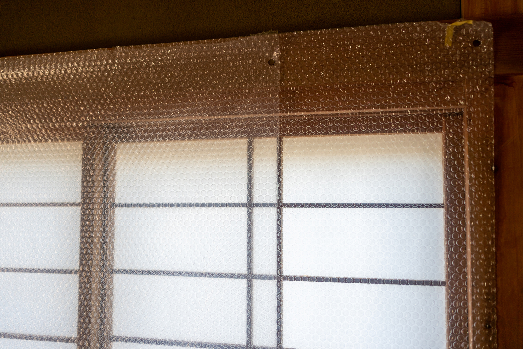 窓にプチプチは効果なし|断熱効果や正しい貼り方とデメリット・注意点を解説